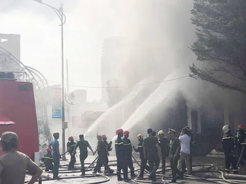 Một quán bar ở trung tâm thành phố Đà Nẵng đang cháy dữ dội